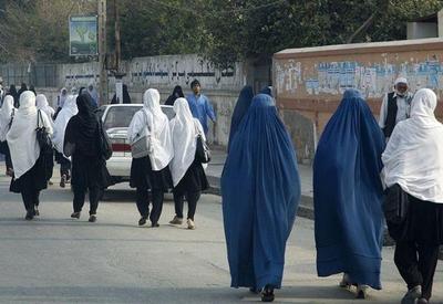 Mulheres protestam por direitos no Afeganistão após volta do Talibã