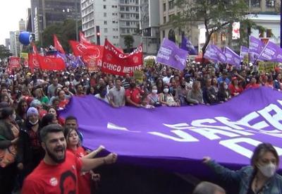Movimentos sociais fazem ato a favor da democracia na Av. Paulista