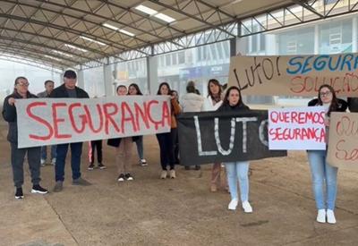 Mães e pais realizam protesto após morte de criança em ataque a escola no Rio Grande do Sul