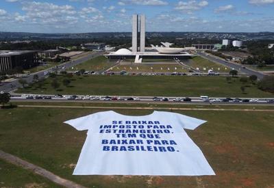 Representantes da indústria e do varejo nacional protestam contra possível fim da "taxa das blusinhas"
