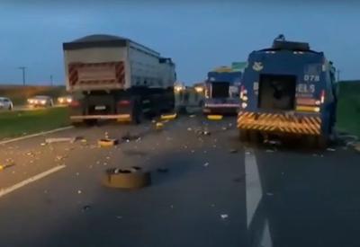 Criminosos explodem carros-fortes em rodovia no interior de SP 