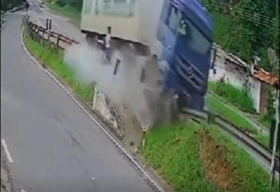 Motorista perde controle de caminhão e quase atropela duas pessoas em Teresópolis (RJ)