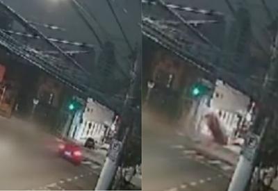 Polícia indicia motoristas de Porsche e de carro que capotou durante disputa de racha em SP