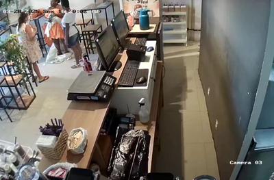 Baiana em traje típico é obrigada a ficar pelada para provar que não roubou turistas argentinos