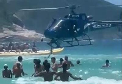 Fuzil de PM cai de helicóptero no mar e banhista devolve no Rio de Janeiro