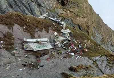 Autoridades encontram 14 corpos de avião que caiu no Nepal