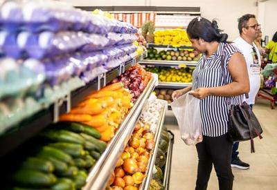 Regulamentação da reforma tributária detalha alimentos sem imposto e devolução de dinheiro ao consumidor
