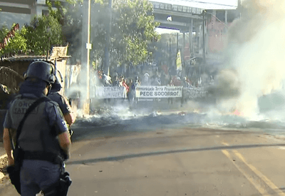 Moradores de ocupação em Guarulhos (SP) protestam contra reintegração de posse