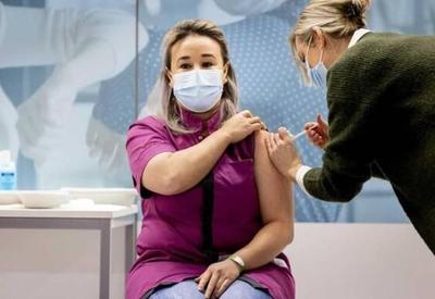 Enfermeira é a primeira pessoa a ser vacinada na Holanda