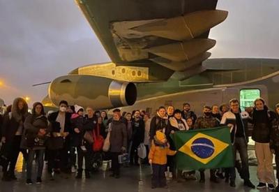 Brasileiros, ucranianos e animais embarcam em avião da FAB
