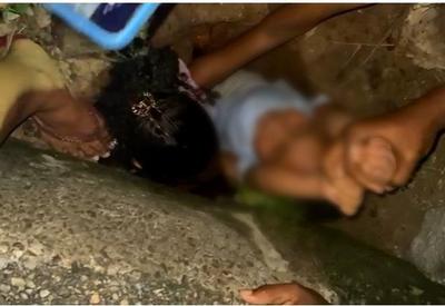 Menina entra em buraco estreito para ajudar no resgate de outra criança, na Bahia