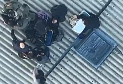 VÍDEO: Exército usa drones e resgata moradores em teto de prédio de Canoas (RS)