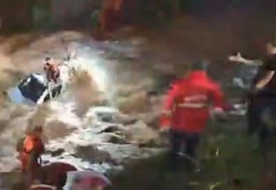 Mãe e filho são resgatados após cair em rio durante forte chuva no interior de SP