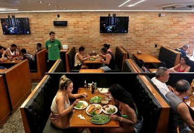 Senado aprova projeto que obriga restaurantes a terem cartaz ensinando manobra de desengasgo
