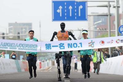 Primeira meia-maratona do mundo com robôs humanoides é realizada em Pequim