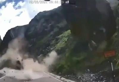 Vídeo: pedras despencam de montanha e esmagam caminhões em estrada