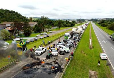 Governadores aliados de Bolsonaro pedem fim de bloqueios por caminhoneiros