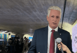 Imagem da notícia Rogério Correia cobra votação de requerimento para investigar Flávio Bolsonaro na CPMI do INSS