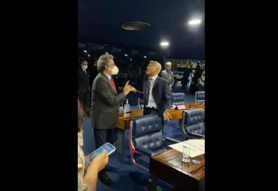 Vídeo: Romário e senador do PT discutem e são contidos por colegas