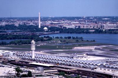 Voo comercial e jato militar dos EUA desviam de colisão potencial em aeroporto de Washington