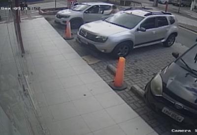 Vídeo: Homem rouba carro com criança dentro em Santa Catarina