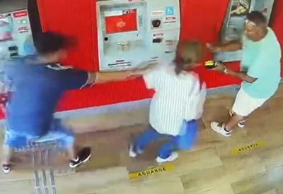 PMs de folga prendem dupla que enganava idosa em agência bancária do Rio
