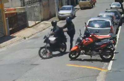 Dono rastreia moto furtada, encontra veículo desmontado e ajuda a deter comerciante