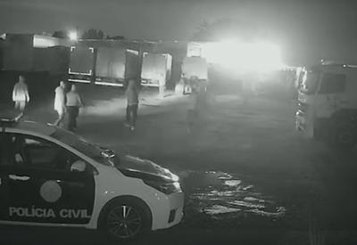 Quadrilha usa falsa viatura da polícia para roubar três caminhões de eletroeletrônicos no RJ
