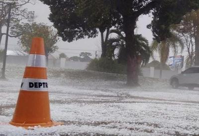 Bairros de Curitiba no Paraná registram temporal com granizo nesta manhã