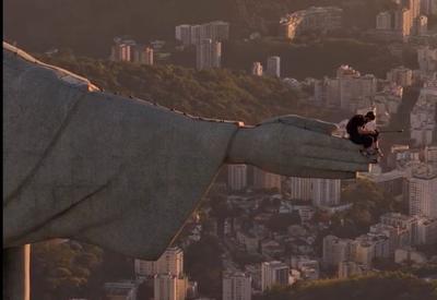 VÍDEO: Homens invadem Cristo Redentor e saltam de paraquedas