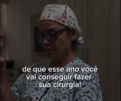 Mulher perde visão, audição e movimentos após cirurgia de implante de silicone nos seios