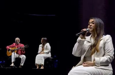 Preta Gil emociona pai e plateia ao aparecer em show de Gilberto Gil