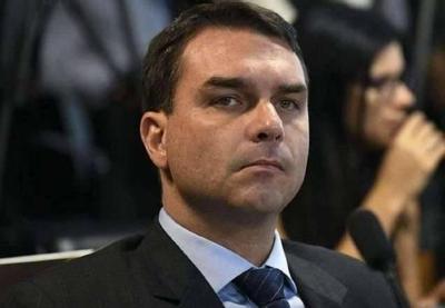 MP denuncia Flávio, Queiroz e mais 15 assessores  por "rachadinhas"