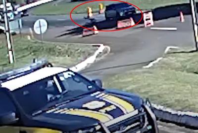 Homem pula de carro em movimento para escapar de sequestro relâmpago