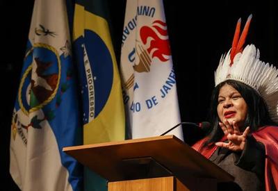 Sônia Guajajara se torna a primeira indígena doutora honoris causa da Uerj