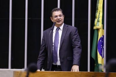 Líder do PL na Câmara diz que completará assinaturas para pautar anistia ainda nesta quinta (10)