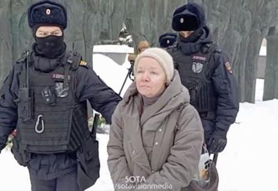 Mais de 300 pessoas são presas durante homenagens para Alexei Navalny, na Rússia