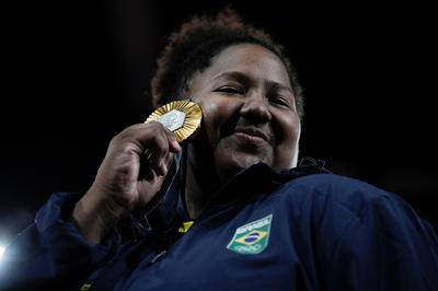 Beatriz Souza vence israelense e conquista primeiro ouro do Brasil em Paris