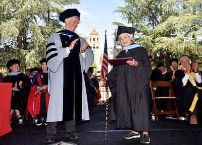 Idosa de 105 anos recebe seu diploma de mestrado 83 anos após iniciar os estudos