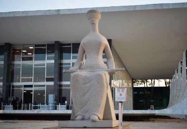 Imagem da notícia: "Estamos assistindo ao movimento dos mortos”, afirma ministro do STF sobre novas prisões do 8/1 e risco de fuga