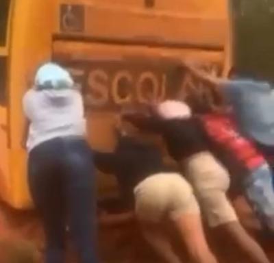 Enem 2024: Estudantes empurram ônibus atolado para conseguir chegar a local de prova
