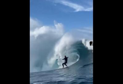 Surfista aproveita onda gigante na orla do Rio de Janeiro