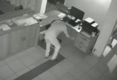 Vídeo: Homem é flagrado roubando paróquia antes de ser atropelado por padre