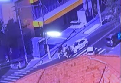 Taxista atropela quatro pessoas em faixa de pedestres na zona sul de SP