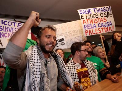 Thiago Ávila desembarca no Brasil após ser detido por Israel