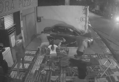 Homem é assassinado em pizzaria de Fortaleza e três são feridos 