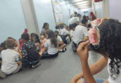 Crianças deitam no chão de escola para se proteger de tiroteio no Rio 