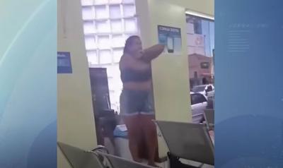 Moradora protesta contra falta d'água tomando banho em sede da companhia em MG