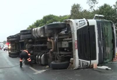 Caminhão com 18 toneladas de leite em pó tomba na Marginal Tietê, em São Paulo