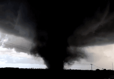 Tornados devastam cidade nos EUA e deixam 10 feridos; imagens impressionam